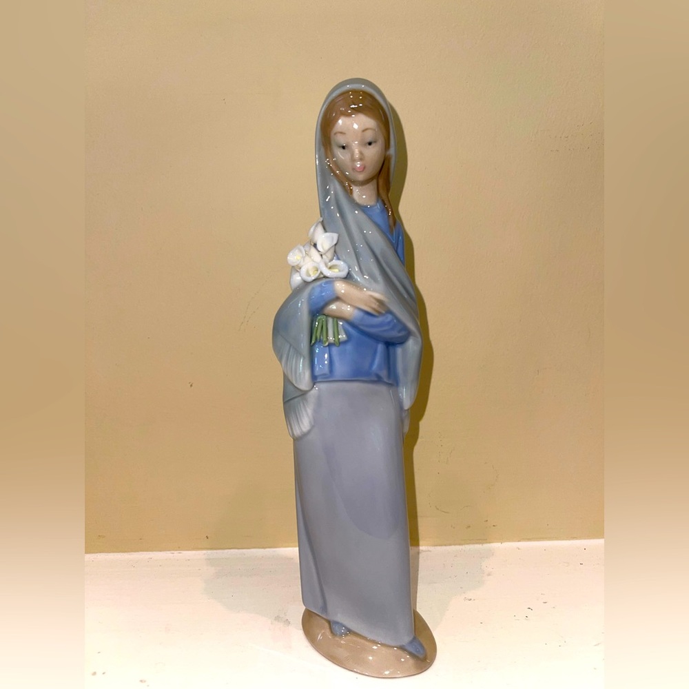 Lladro Girl with CallaLilies # 4650  Figurine- Retired